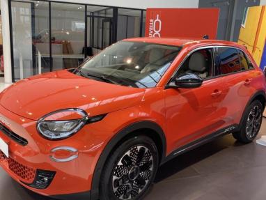 Voir le détail de l'offre de cette FIAT 600 e 156ch 54kWh La Prima de 2023 en vente à partir de 27 799 €