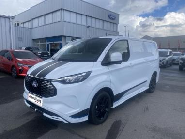 Voir le détail de l'offre de cette FORD Transit Custom Fg 320 L1H1 Electrique 160 kW 218ch Sport de 2025 en vente à partir de 37 999 € 